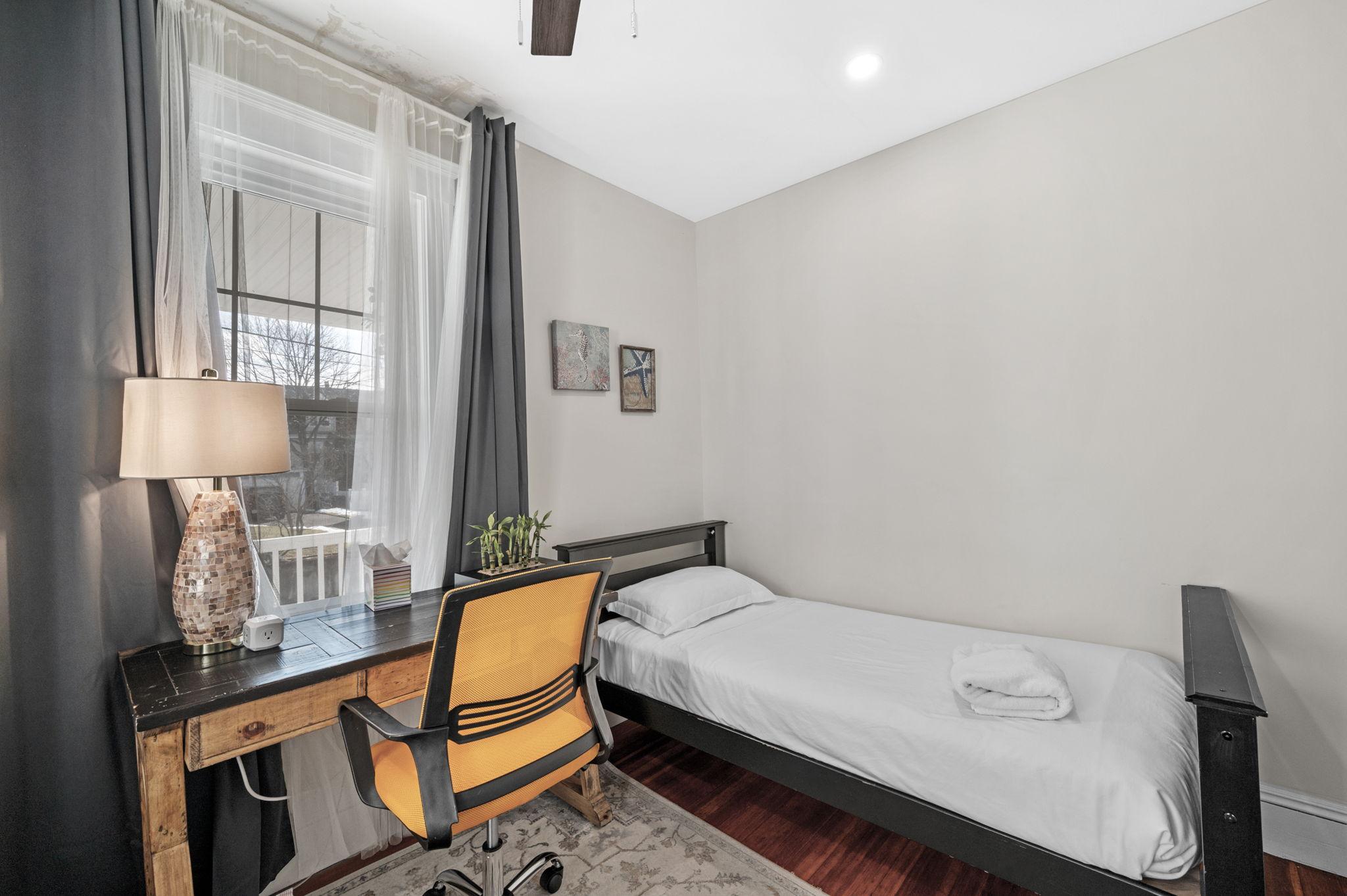 Renovated 3rd-Floor Retreat — photo 2 of 21